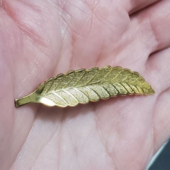 Jewelry - Gold tone leaf brooch